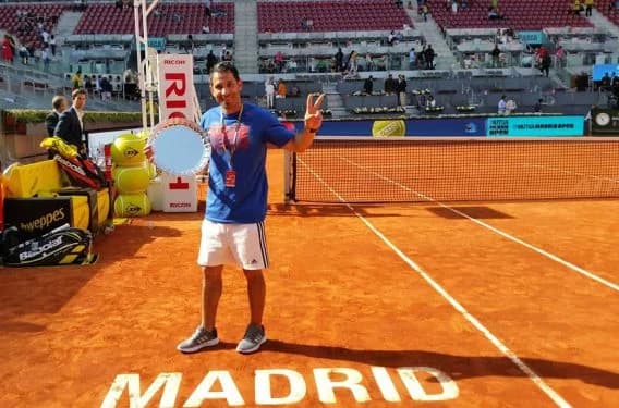 Daniel Tudorache pe un teren de tenis în timpul unui antrenament
